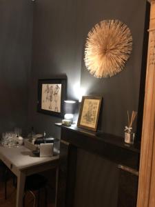 um quarto com uma mesa e um lustre em La mosane em Profondeville