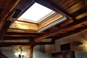świetlik w pokoju z drewnianym sufitem w obiekcie Agriturismo Kikajon w mieście Linguaglossa