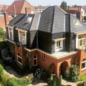 uma vista aérea de uma grande casa de tijolos em Rachel em Bruges