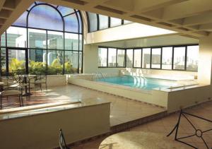 - une grande piscine dans un bâtiment doté de fenêtres dans l'établissement Estanplaza Nações Unidas, à São Paulo