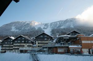un lodge de ski avec une montagne en arrière-plan dans l'établissement Duplex Le Yéti 16 Station Thollon les Mémises, à Thollon-les-Mémises