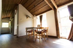 een eetkamer met een tafel en stoelen bij Logies Angelbeeck in Afferden