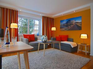 A seating area at Hubertus Apartments