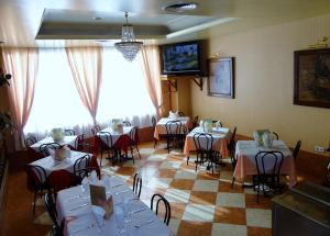 ein Speisesaal mit Tischen und Stühlen in einem Restaurant in der Unterkunft Hotel Can-Vic in Guadalajara