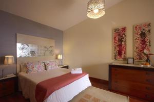 Madalena do Mar的住宿－Sunset Sea Breeze，一间卧室配有一张大床和一个梳妆台