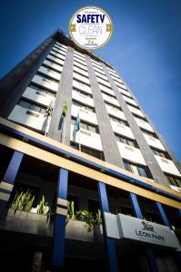 un edificio con un cartel en la parte superior en LEON PARK HOTEL e CONVENÇÕES - Melhor Custo Benefício, en Campinas