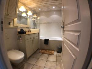Ванна кімната в Situation exceptionnelle pour ce cosy studio avec terrasse SUR LAC, dans résidence avec PLAGE et ponton PRIVEE