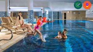 un grupo de niños jugando en una piscina en Clayton Hotel & Leisure Club Sligo, en Sligo