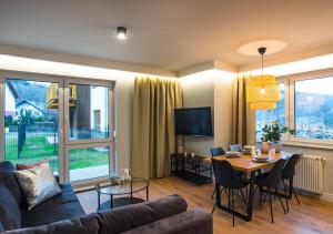 Televízia a/alebo spoločenská miestnosť v ubytovaní Apartament A7