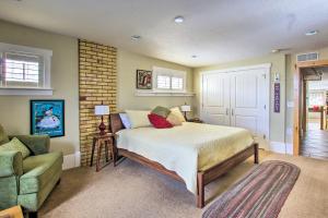 Ein Bett oder Betten in einem Zimmer der Unterkunft Walkable Downtown Logan Apartment with Rooftop Deck