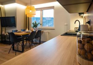 Televízia a/alebo spoločenská miestnosť v ubytovaní Apartament A7