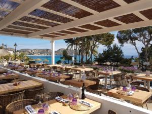 Reštaurácia alebo iné gastronomické zariadenie v ubytovaní Luxury apartment Maracuya Javea Port