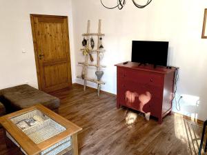 TV a/nebo společenská místnost v ubytování Apartmány Tones