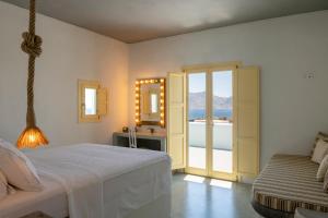 1 dormitorio con cama y vistas al océano en Pangaia Seaside Ηotel Adults Only, en Koufonisia