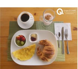 un plato de comida con un desayuno de huevos y fruta en Casa D´Cristhi, en Puerto Baquerizo Moreno