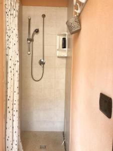 y baño con ducha y cortina de ducha. en Casa 'Zia Lucia' in Demetra Village, Policoro, en Policoro
