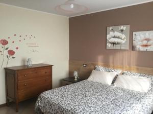 A bed or beds in a room at Home Iseo Lake