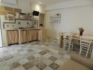 cocina con mesa y comedor en A Pochi Metri Dal Mare, en Marina di Mancaversa