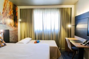 Cama ou camas em um quarto em Novotel Curitiba Batel