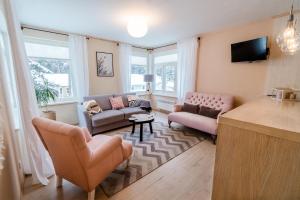 a living room with two chairs and a couch at Mere 38 Apartments in Võsu