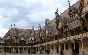 an old building with a tile roof at La Maison Rouge Ladoix - Proche Beaune in Ladoix Serrigny