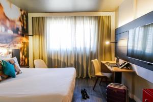 Uma TV ou centro de entretenimento em Novotel Curitiba Batel