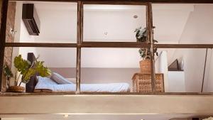um espelho que reflecte uma cama num quarto em Appartement moderne tout à pied plages, commerces em Saint-Cyr-sur-Mer