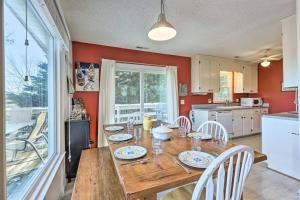 uma cozinha com uma mesa de madeira com cadeiras e uma sala de jantar em Massanutten Retreat with Double Deck and Mtn View! em McGaheysville
