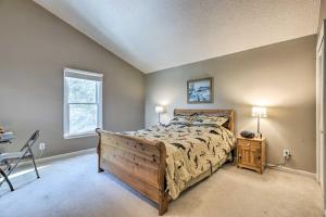 um quarto com uma cama, uma secretária e uma janela em Massanutten Retreat with Double Deck and Mtn View! em McGaheysville
