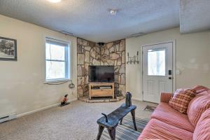uma sala de estar com um sofá e uma televisão em Massanutten Retreat with Double Deck and Mtn View! em McGaheysville