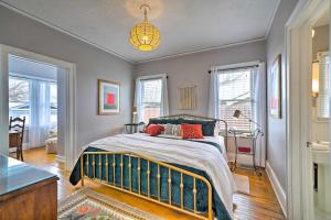 Voodi või voodid majutusasutuse Pet-Friendly OKC Home, 3 Miles to Downtown! toas