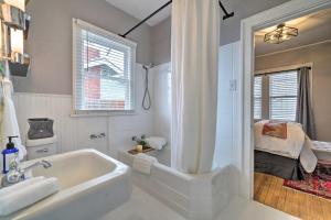 Vannituba majutusasutuses Pet-Friendly OKC Home, 3 Miles to Downtown! +22 fotot