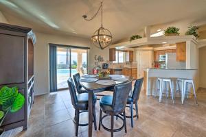 レイクハバスシティにあるBright Lake Havasu Home with New Backyard Oasis!のキッチン、ダイニングルーム(テーブル、椅子付)