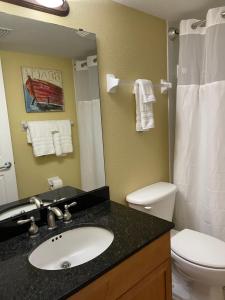 La salle de bains est pourvue d'un lavabo, de toilettes et d'un miroir. dans l'établissement Vistas on the Gulf by Liberte', à St. Pete Beach