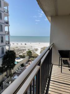 Apartamento en condominio con balcón con vistas a la playa en Vistas on the Gulf by Liberte', en St Pete Beach