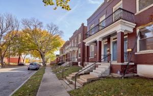 une maison en briques avec des escaliers dans une rue de la ville dans l'établissement Forest park, Science Center, BJC & CWE restaurants, à Tower Grove