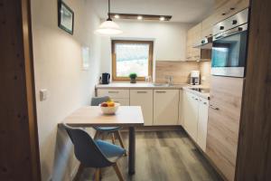 OberwössenにあるBablhofの小さなキッチン(テーブル、椅子2脚付) +11枚の写真