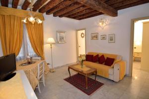 A seating area at Da Bruno Homes