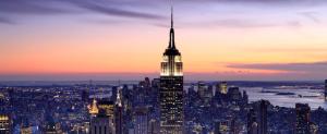 einen Blick auf das Empire State Building bei Sonnenuntergang in der Unterkunft Holiday Inn Express - Times Square South, an IHG Hotel in New York