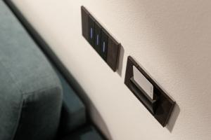 zbliżenie boku samochodu z gniazdkami elektrycznymi w obiekcie Mont°6 w Cefalù