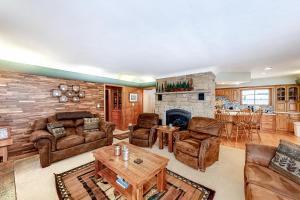 uma sala de estar com mobiliário de couro e uma lareira de pedra em Bayside Secret em Phelps