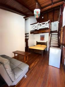 sala de estar con sofá y escalera en AmimodoBeachRooms en Puerto Viejo