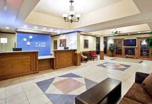 Lobby alebo recepcia v ubytovaní Holiday Inn Express Hotel & Suites Howell, an IHG Hotel