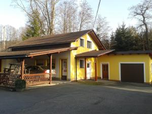 チェルヴェナー・ヴォダにあるHostinec U Valentůの黄色い家