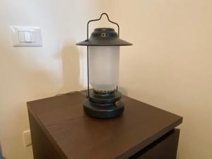 una lámpara negra sentada sobre una mesa en Frankie’s House en Ghiffa