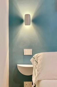 A bed or beds in a room at La Ripa Camere Vernazza - Stradivari Apartment