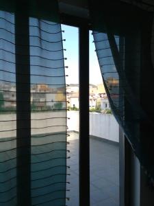 バルチェッローナ・ポッツォ・ディ・ゴットにあるResidence Marebluの窓の窓