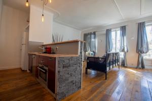 een keuken met een stenen aanrecht in een kamer bij Cosy République in Marseille