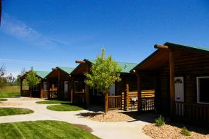 un grupo de cabañas de madera con un árbol delante en Country Cabins Inn, en Lyman