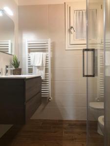 ein Bad mit einer Dusche, einem Waschbecken und einem WC in der Unterkunft Carmen de Nella Eco Lodge 4* in Caprino Veronese